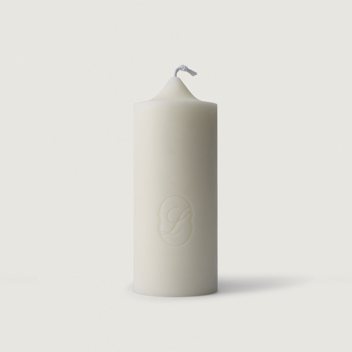 De LLIOR Signature Candle, een ongeparfumeerde stompkaars van bijenwas en sojawas met een katoenen lont