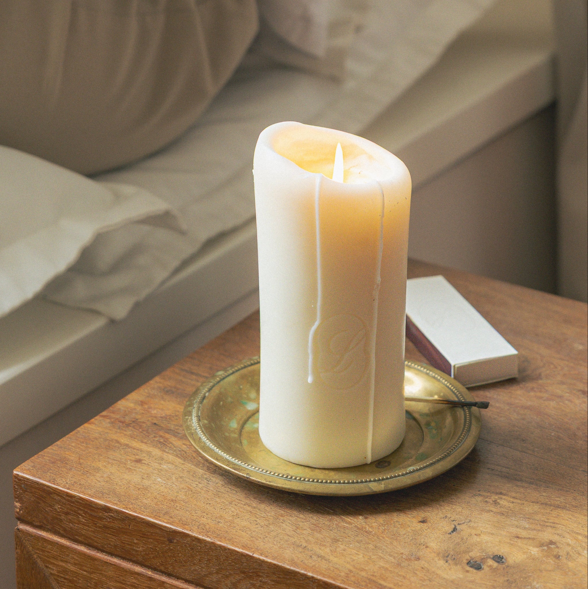 LLIOR Signature Candle lit slow burn beeswax soy designed for interior